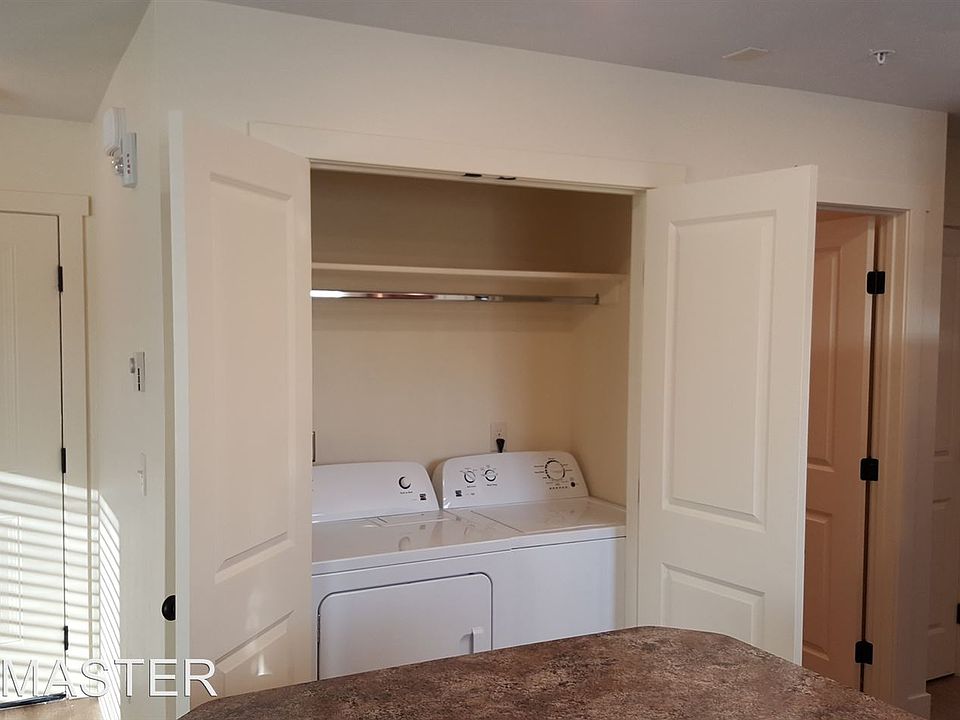 1st image of 884 Everett Pl APT 4