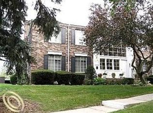 572 E Fox Hills Dr, Bloomfield, MI 48304