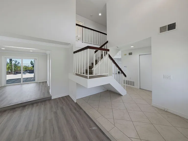 1038 Rimwood Dr — Photo 2