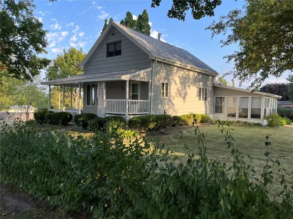 702 W 16th St, Vinton, IA 52349