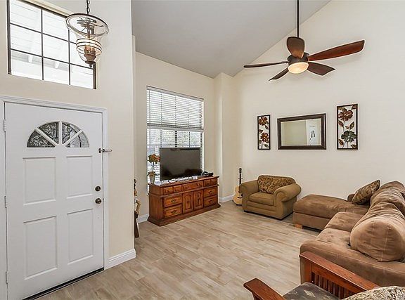 5th image of 32485 Somerset Dr
