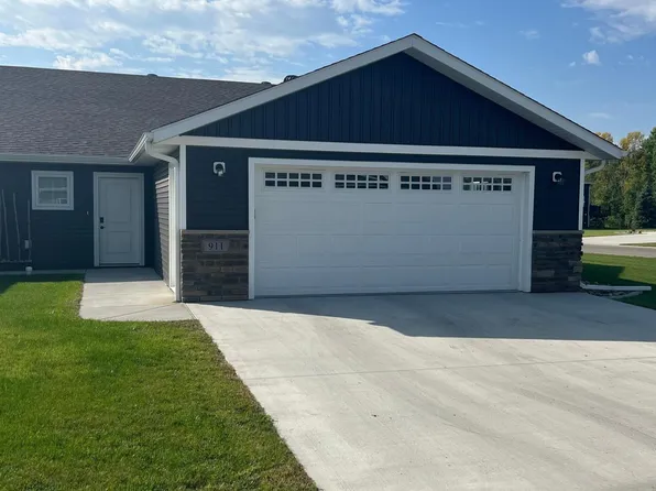 1037 Village Ln, Detroit Lakes, MN 56501