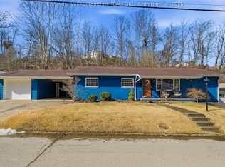 877 Valley Pike Dr, Saint Albans, WV 25177