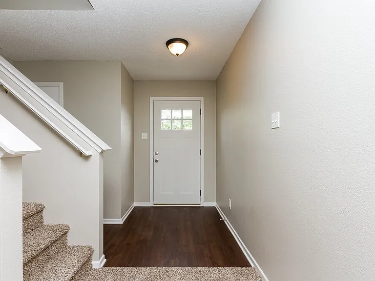 924 Bentgrass Dr — Photo 2