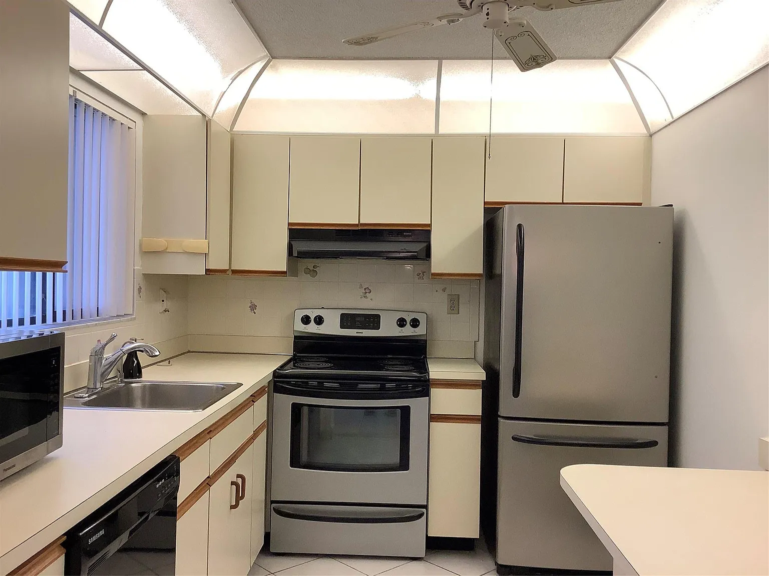 2 bed, 2.0 bath, 1149 sqft, $1,900 — Photo 2