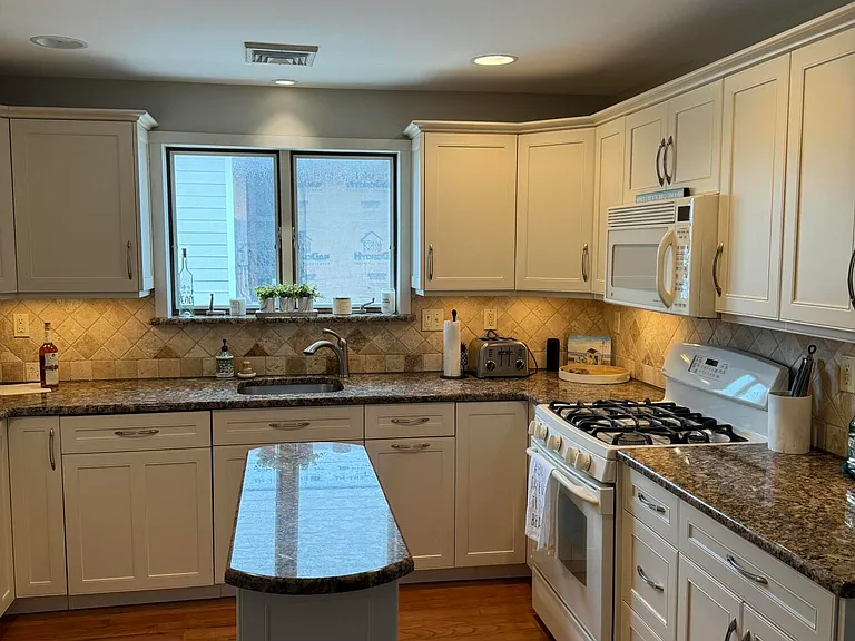 107 Bond Ave — Photo 8