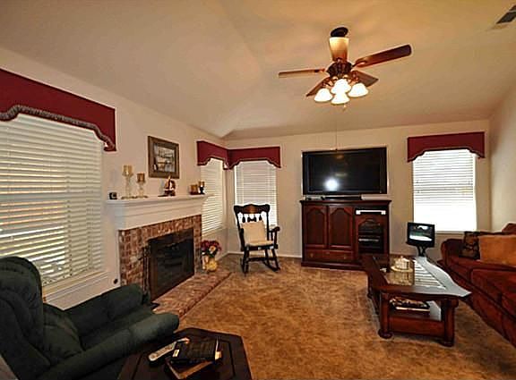 4th image of 327 Julian Dr