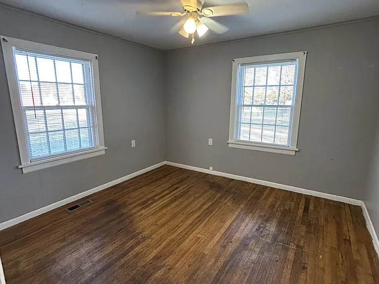 606 E Harris St — Photo 5