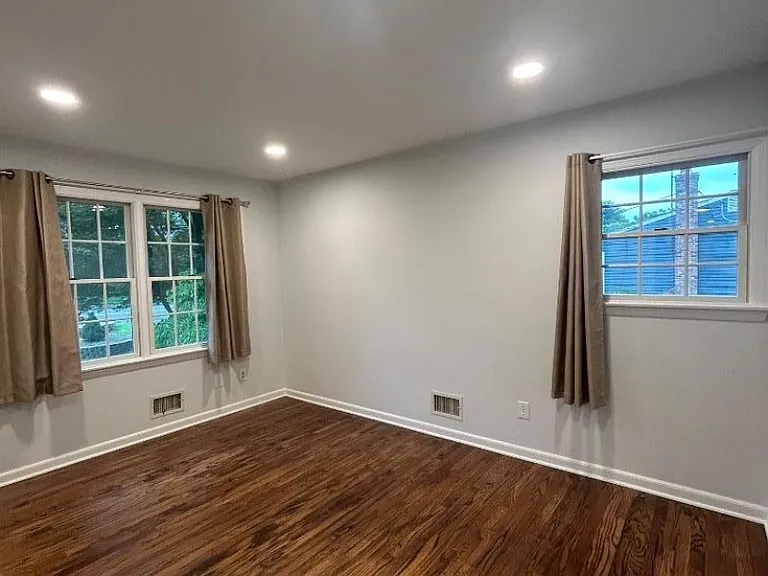 470 Vreeland Ave — Photo 5