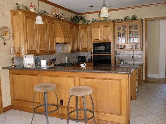 3rd image of 2801 Red Oak Ct E