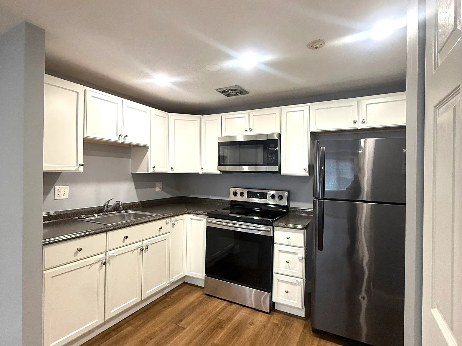 2 bed, 660 sqft, $2,100 — Photo 2