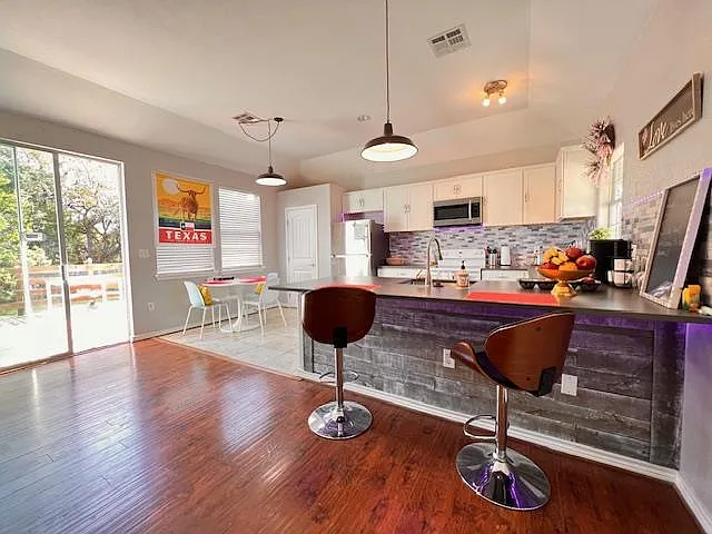 1104 Blueridge Dr — Photo 5