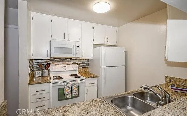 5460 White Oak Ave #E218 — Photo 2