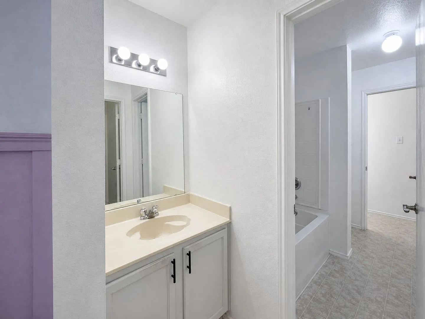 Move In Special! Five Bedrooms, Endless Space & A Community Poolwelcome Home To Poynter Crossing! — Photo 4