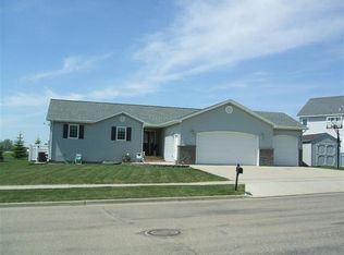 717 27th St NW, Minot, ND 58703