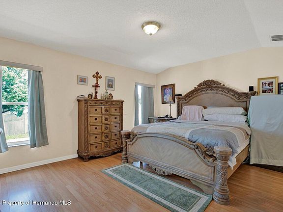 4th image of 228 Cobblestone Dr
