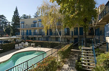 Hillcrest Court Apartments — Photo 4