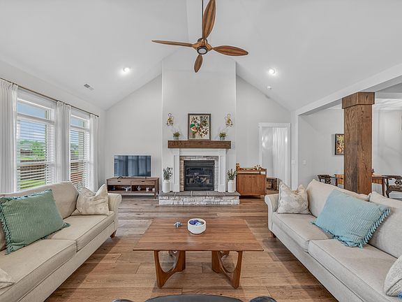 4th image of 124 Grand Springs Ct