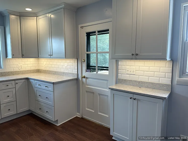10 N Floyd St — Photo 16