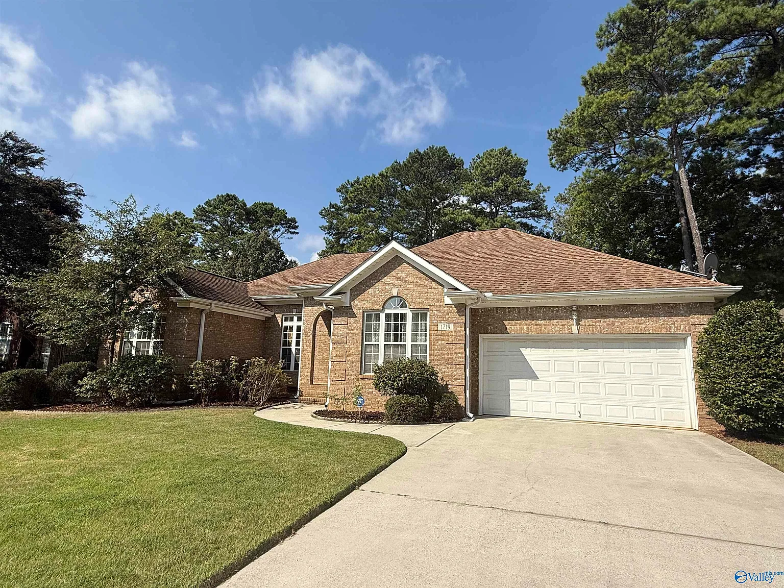 3 bed, 2.0 bath, 1895 sqft, $1,995 — Photo 2