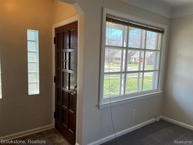 23280 Forest St — Photo 8