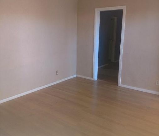 3rd image of 208 Mesilla St NE