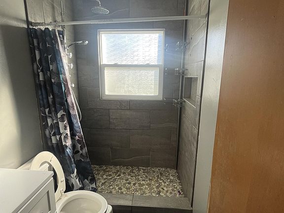 4th image of 1605 Everett Ave