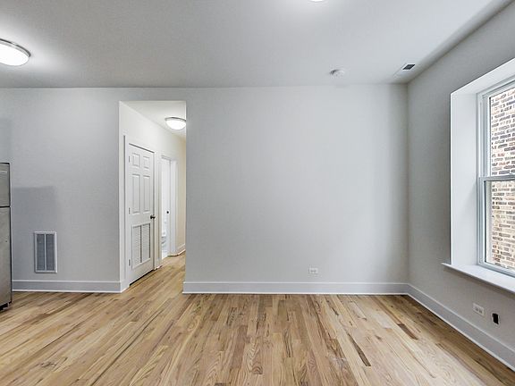 2nd image of 815 S Carpenter St #2R