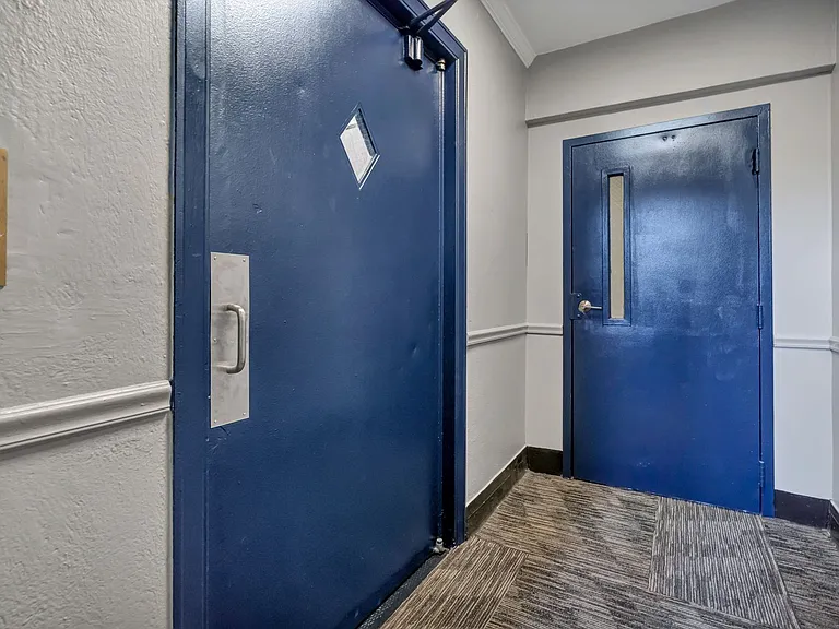 100 Howe Street — Photo 39