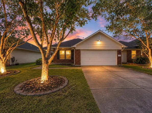 8011 Ginger Park Dr, Baytown, TX 77521