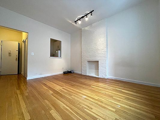 2nd image of 207 E 89th St #B9