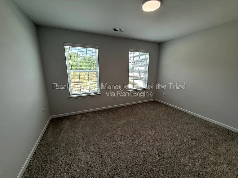 111 Oakdale Forest Ln — Photo 10