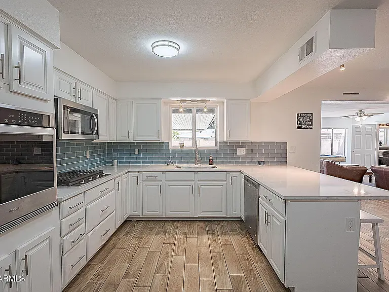 310 E Fremont Dr — Photo 6