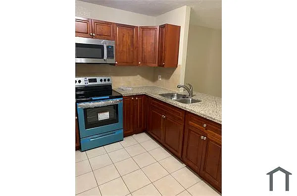 Building Photo - 6822 SW 18th Ct