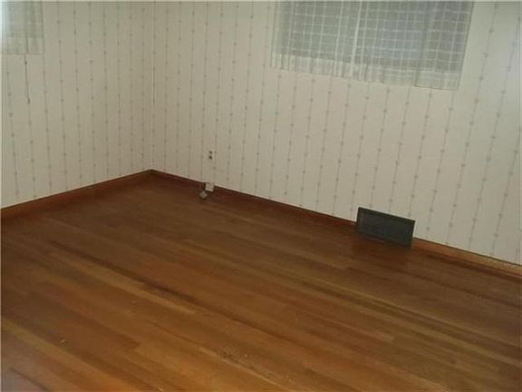 4th image of 1562 Norwood Ave