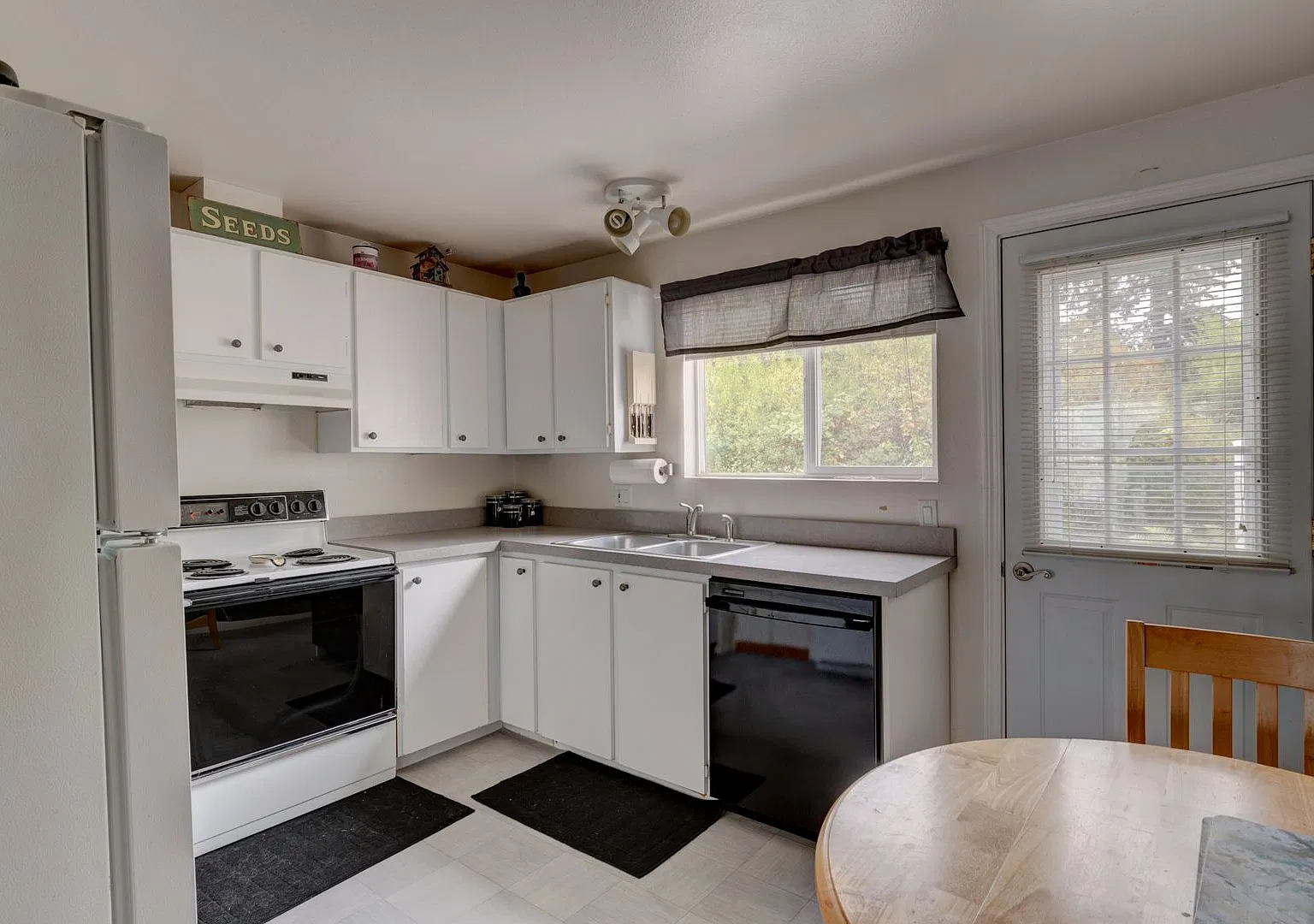 Fully Furnished 2 Bed 1 Bath Condo (Water/Sewer/Trash included) — Photo 2