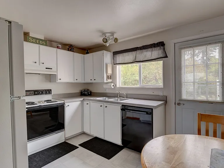 905 NE Lindsay St — Photo 2