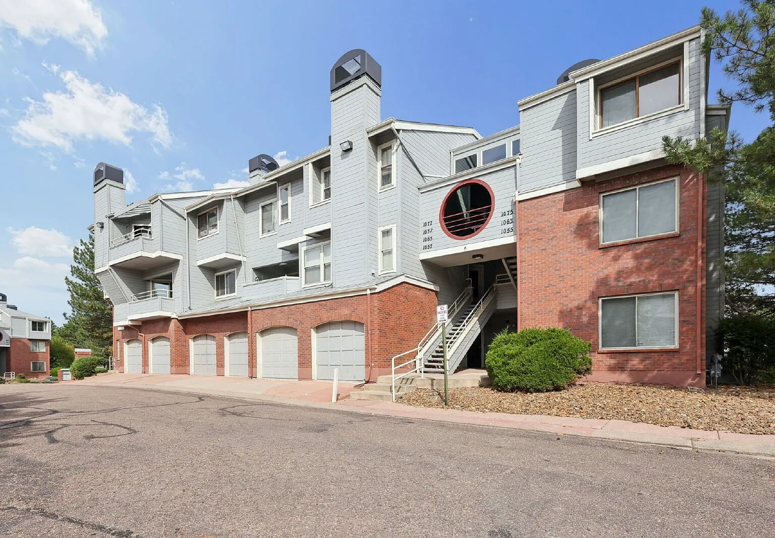 2 bed, 1.0 bath, 858 sqft, $1,300 — Photo 3