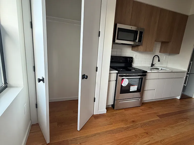 864 E 215th St #2F — Photo 3