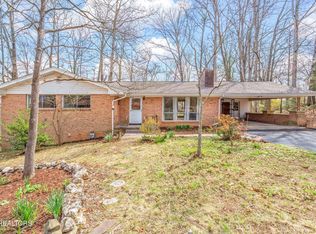 879 W Outer Dr, Oak Ridge, TN 37830