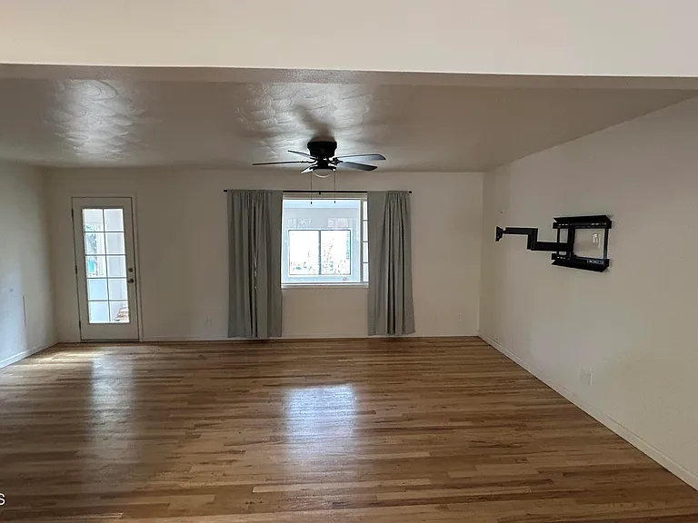 610 Flora St — Photo 3