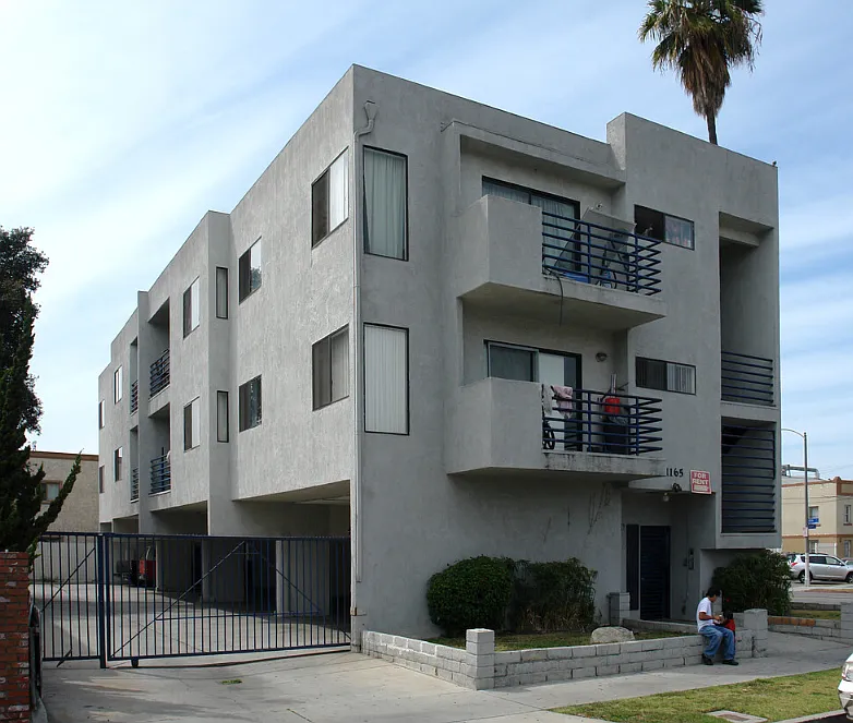 1165 Locust Ave #202