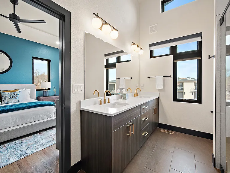 +2nd floor
+Primary bedroom
+King bed
+Attached bathroom
+Walk-in closet