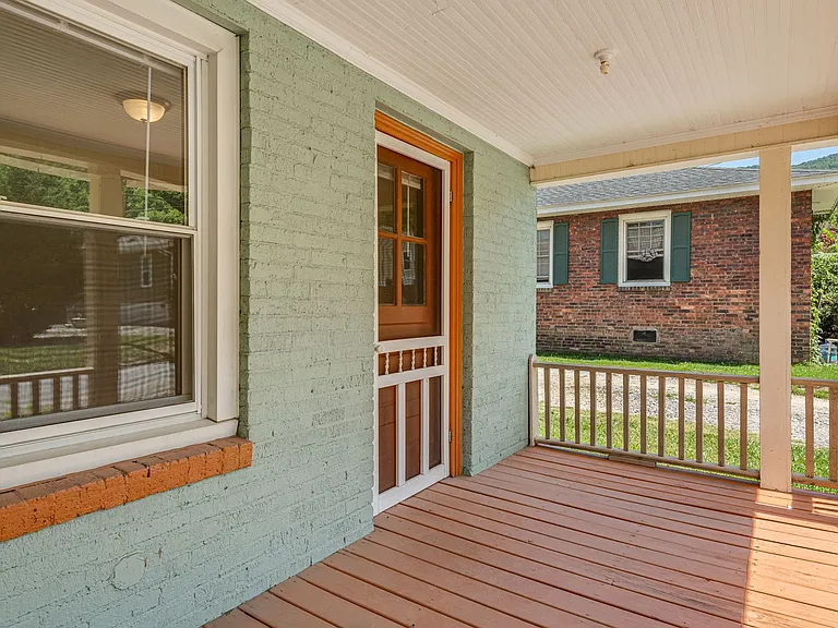 303 Dennis St — Photo 5