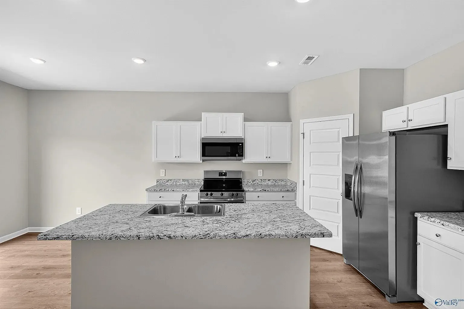 1025 John Ave - 1 — Photo 3