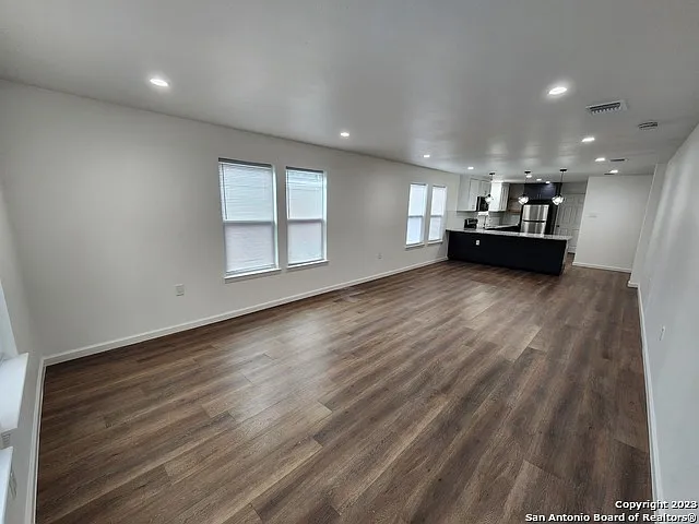 747 Bailey Ave — Photo 3