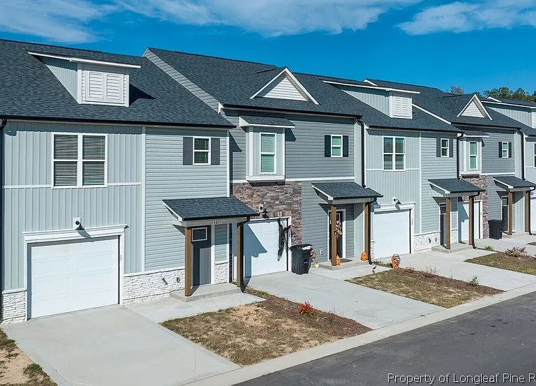 1011 Kingscote Dr — Photo 1