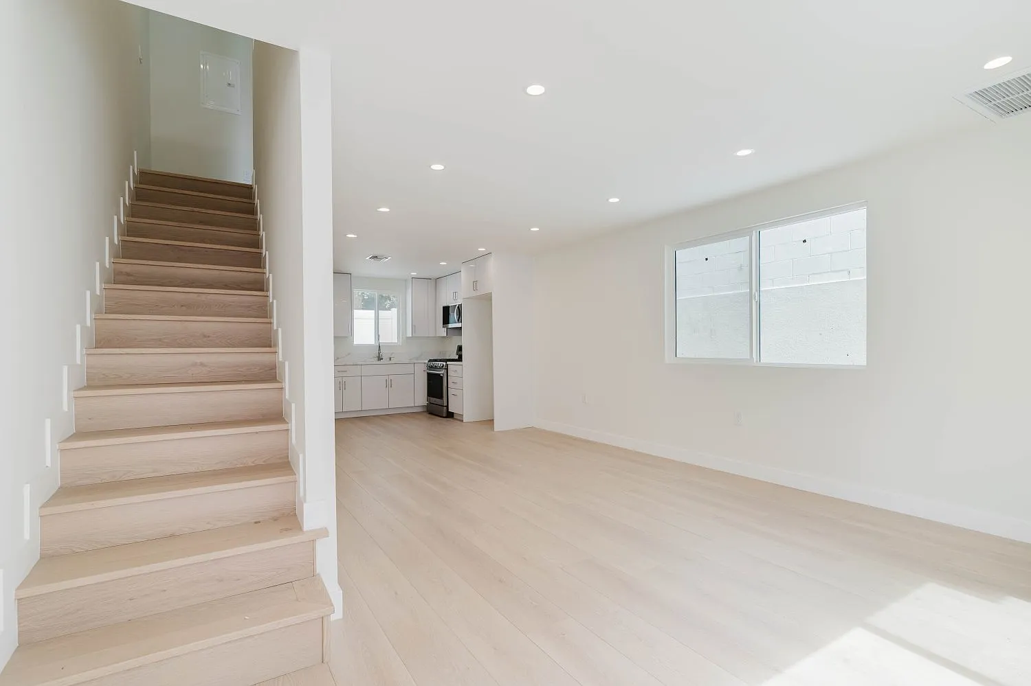 2 bed, 900 sqft, $2,700 — Photo 3