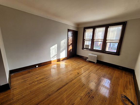 4th image of 895 Beaconsfield Ave #1S