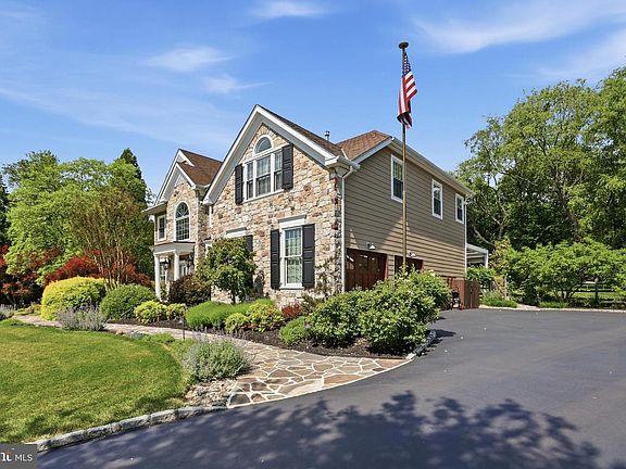 3rd image of 302 Jefferson Dr